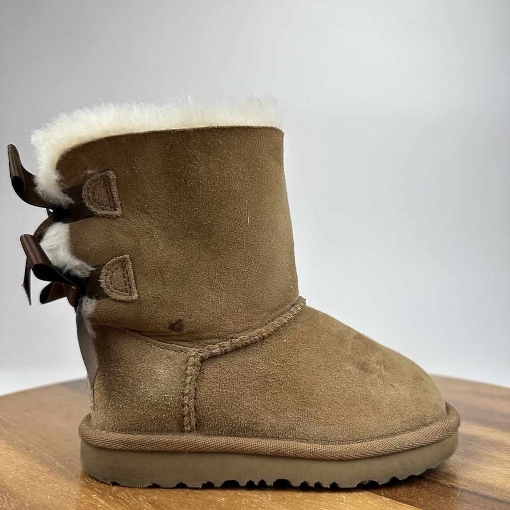 Little Kids Ugg Mini Bailey Bow II Chestnut Sheepskin Lined Suede Boots Size 9 C